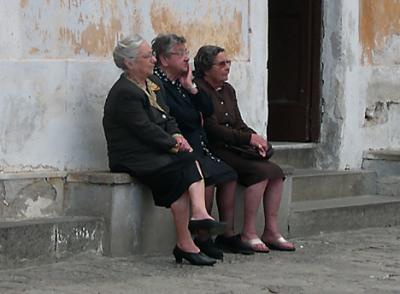 Closer view of women sitting near the Piazza Duomo in Ravello.