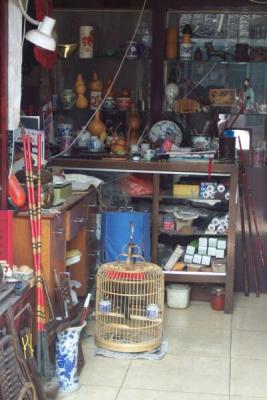 A typical chinese shop where you can find... really nothing !