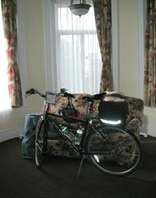 The weather reports called for rain or, at best, scattered, intermittent showers, which prompted me to forego my usual small-wheeled, folding bicycle in favor of the Trek 720 hybrid (with the fenders). I had nearly forgotten what a nice ride it has always given me.  Here it is, pre-ride, sitting comfortably in the turret of what turned out to be the best room in Le Hotel de Paris, Montreal, Quebec. (Do NOT show this photo to the owner of the hotel!)