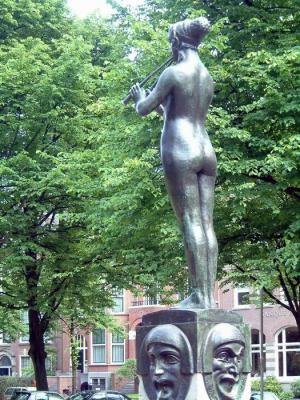 Elegant statue in the middle of Parklaan