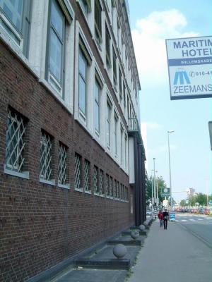 Nederlandse Bank building. To the right is traffic artery, Boompjes