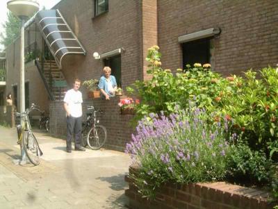 In the back: Marco van Hattum (board member of the owners committee) and Mieke Piket, who is responsible for the upkeeping of the green (not so the weed!!!)