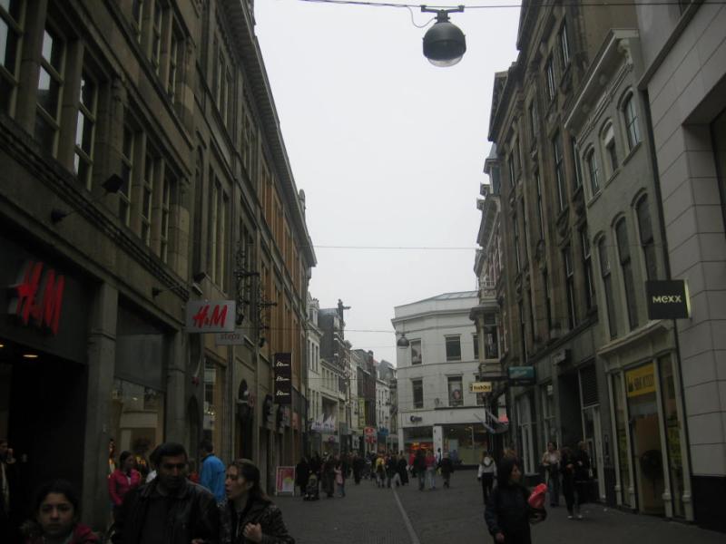 Het huis van Deirdre is moeilijk te vinden. H&M is gemakkelijk te vinden.