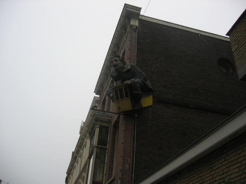 mens in de muur