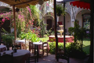 u29/meg96/medium/17467672.MarquezPatio.jpg