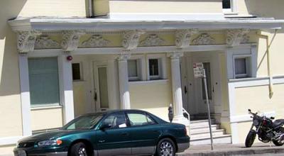 California-and-Divisadero-yellow-apt-bldg-entries.jpg