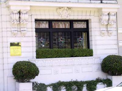 Sacramento-bet-Laguna-Octavia-white-classical-bottom-window.jpg