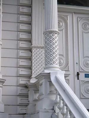 Eddy-bet-Van-Ness-Franklin-white-IT-entry-column-det.jpg