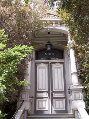 California-bet-Laguna-Octavia-grey-white-IT-door.jpg