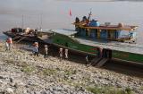 Unloading Longan and other stuffs from China at Chiang Saene
