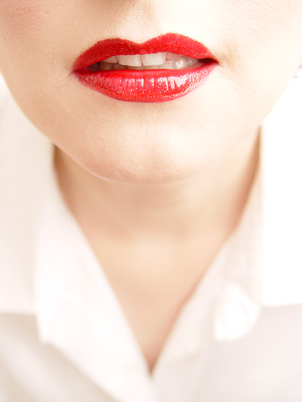 Red lips & V-neck - Shay