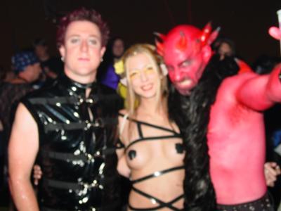 Dsc08089.jpg Ken, Star and Lobster join their burning man road trip