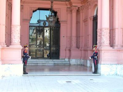 Buenos Aires - Casa Rosado guards