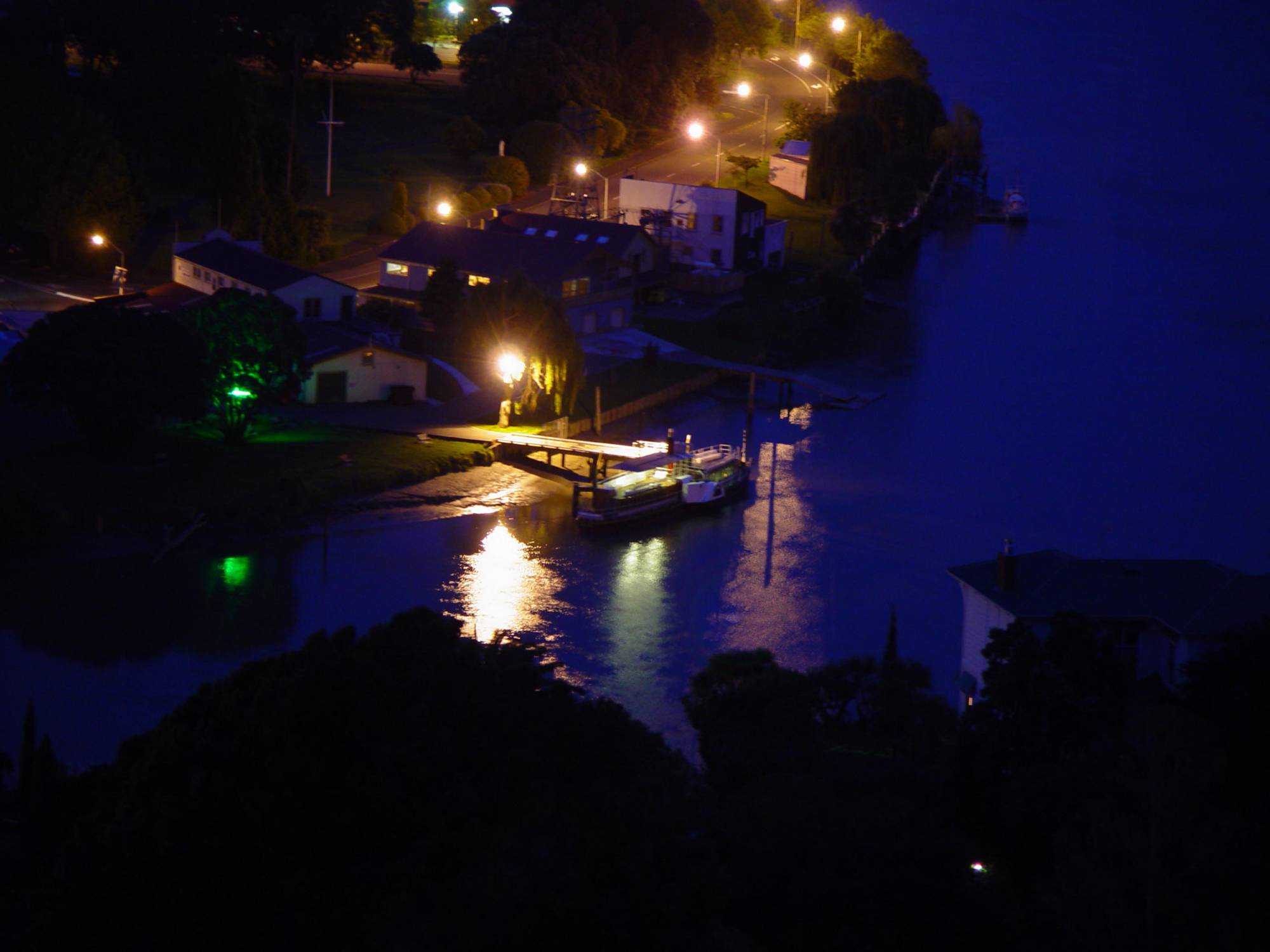 <p align=right><b>707 twilight mode</b><br><i><font size=1>photographed by </font>dmc</i></font></p>