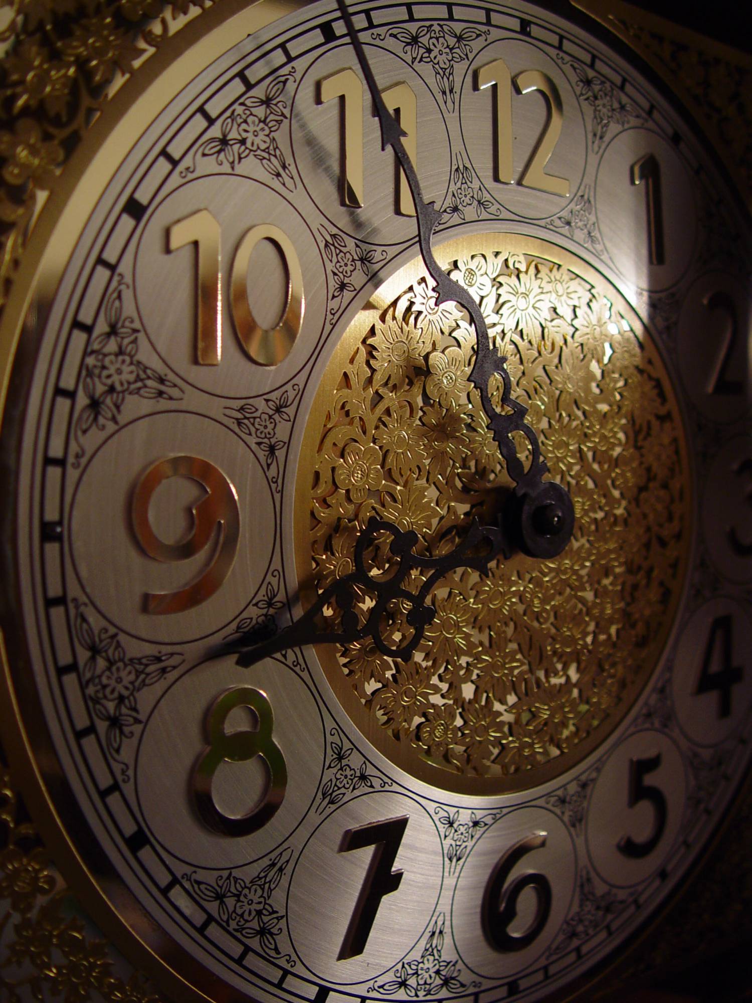<b/>2nd-exhibition</b><p align=right><b>The Clock</b><br><i><font size=1>photographed by </font>Antoine</i></font></p>