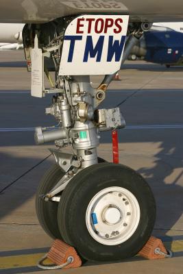 lxr_320_nosewheel_cstmw.jpg