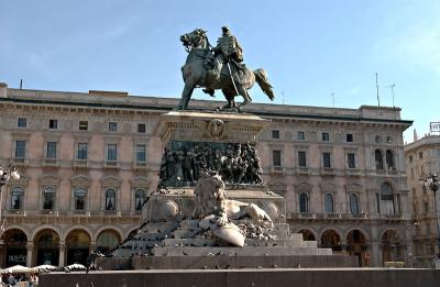 Statue in Piazza del Duomo