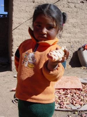 7136 A4317 lago titicaca isla amantani girl.jpg