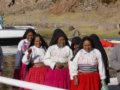 7153 A4391 lago titicaca isla amantani hosts.jpg