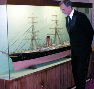 u30/cwright/upload/18666182.RAWshipmodel.JPG