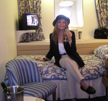 Champagne was waiting for us in our cabin.