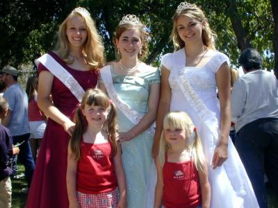 <small>The girls get pointers<br>from the beauty queens</small>