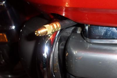 Here is the other end of the adapter hose. The gauge comes with another hose that screws onto the schrader valve