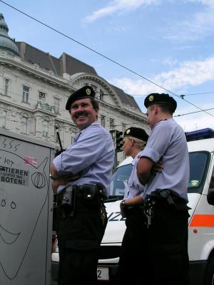 u30/glenneroo/medium/18448619.20030628_regenbogenparadeP1011842happycops.jpg