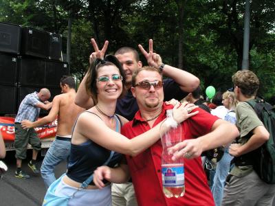 u30/glenneroo/medium/18448656.20030628_regenbogenparadeP1011989alexmichiandchristian.jpg