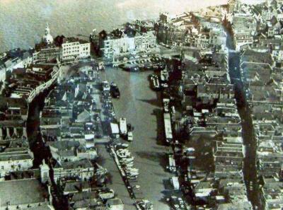 Old photo of Dordrecht, Building above is Gate