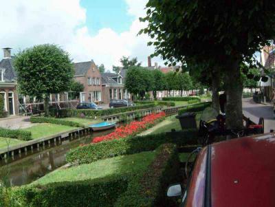 We parked our car at Galamagracht, near the bridge and opposite the church.