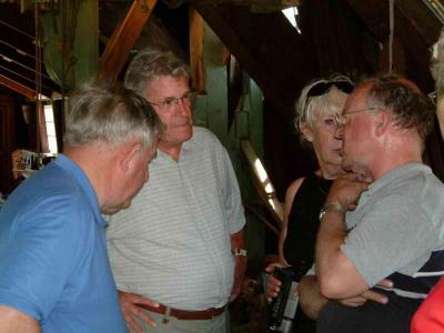 Martha and Uilke, listening to an explanation