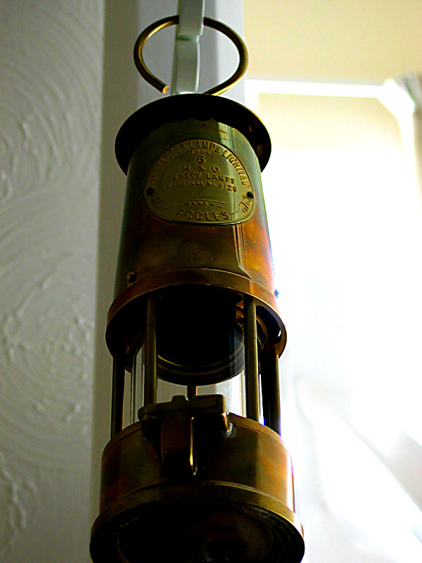 pit lamp