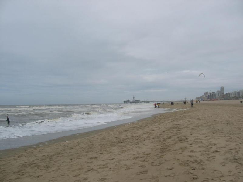 koude mensen op het strand