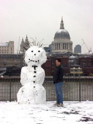 P1082484 Snowman outside Tate Modern.jpg