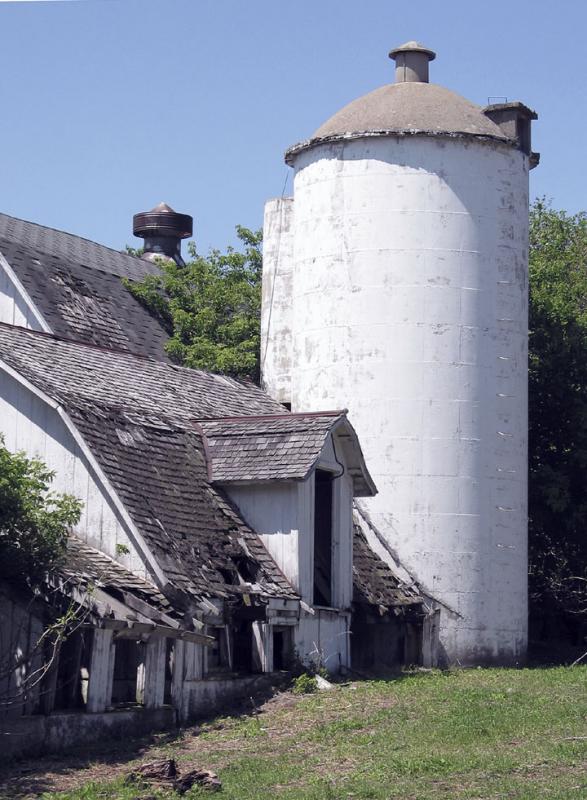 white barn and silo 4pbase.jpg