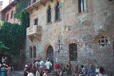 2nd day, Giulietta House and thousands of love messages, this night we sleep in Verona, Italy