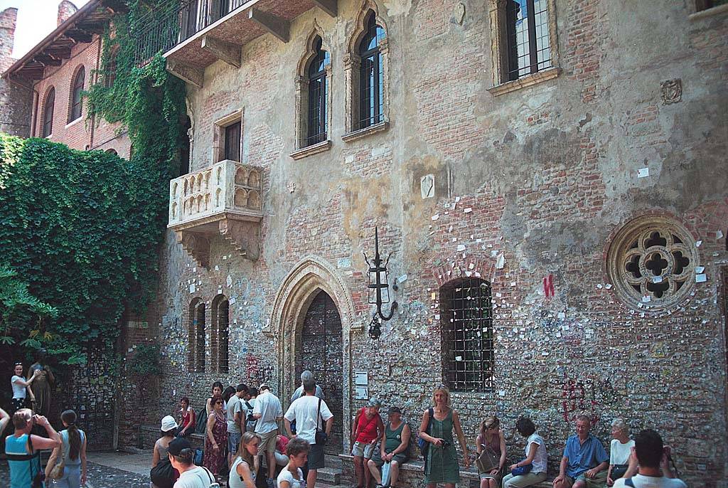 2nd day, Giulietta House and thousands of love messages, this night we sleep in Verona, Italy