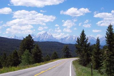 Togwotee Pass with an elevation of 9'600 feet has lots of fun twisties and allows us first glimpses of the Teton Mountain Range.
