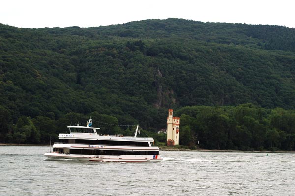 Ein Rheinkreuzfahrtschiff fhrt am Museturm vorbei