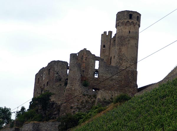 Burg Ehrenfels bei Rdesheim. Sei vorsichtig, hier gibt es keinen Fahrradweg zwischen Rdesheim und Assmanshausen