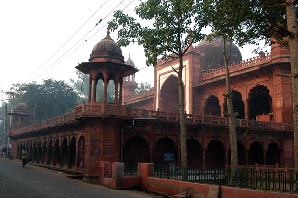 Mosque near the west gate of the Taj