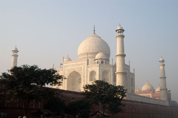 Free morning view at the backside of the Taj Mahal