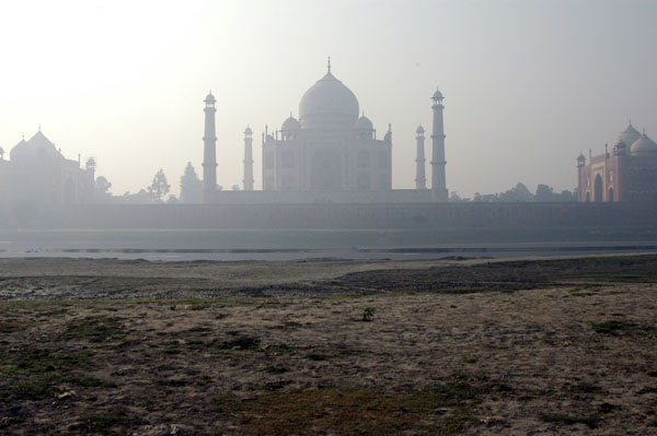 A second Taj, in black stone, was to be built at this point opposite the Taj Mahal