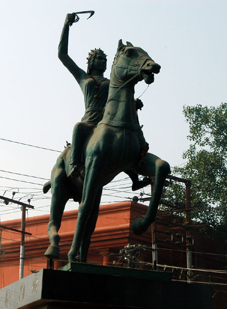 One of the many roadside statues in Agra