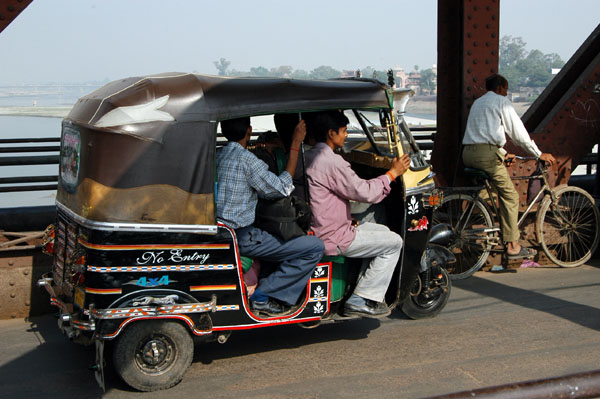 Auto rickshaw crossing the Yamuna River bridge