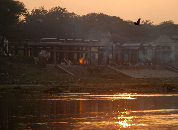 Hindu cremation along the river near the Taj