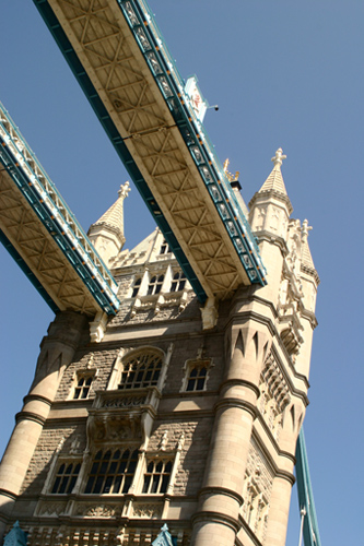 <b>Tower Bridge Atilt</b><br><i>Bud</i>