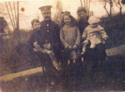 Grandad Gran Veraand  Ray Kingsley Cottages Eversley