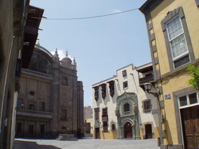Catedral de Santa Ana (left) & Casa/Museo Colon